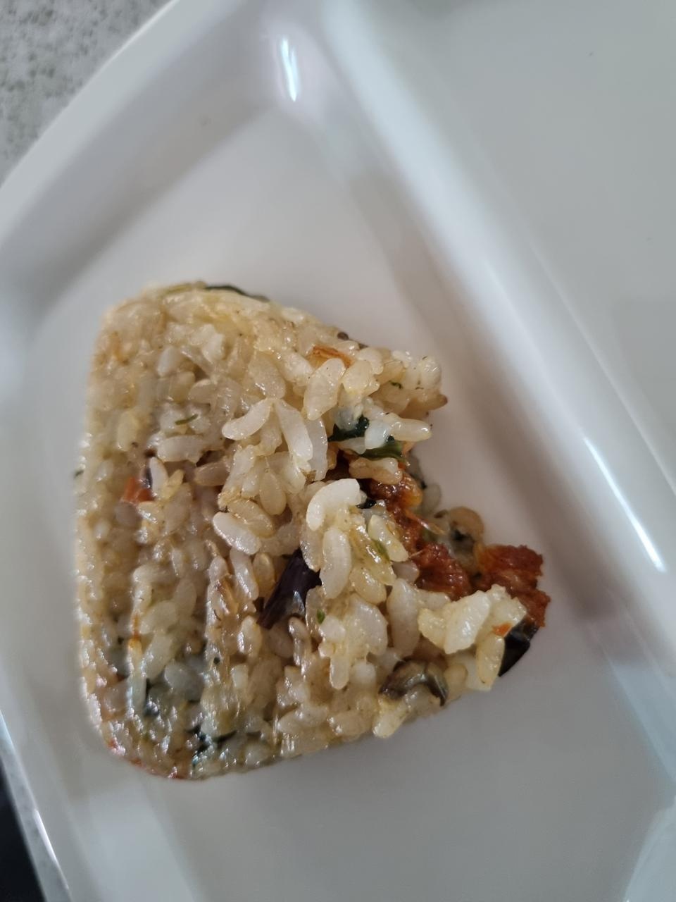진짜.. 존맛이네요...
원래 편의점 삼김은 특유의 밥에서 나는 플라스틱 냄새..? 같은거랑 버석거리는 식감 ...