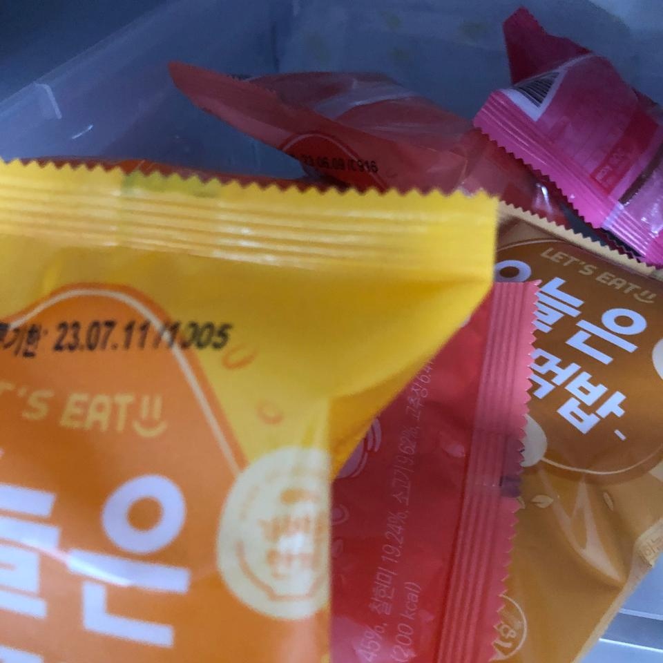 생각보다 아침 한끼 대용으로 든든하고 좋습니다.
배송도 하루만에왔어요!
출근해서 하나씩 까먹는데 손으로...