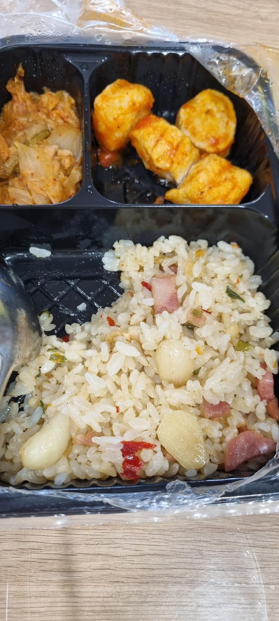 첫구매후 알리오올리오볶음밥을 제일 먼저 먹어봤는데 매콤하니 맛있어요. 배고플때 빨리 먹을수 있어 좋을...