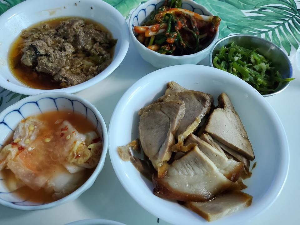 처음 주문해봤는데 간편하니 맛있어요
혼술할때 급 고기 땡길때 딱이네요~