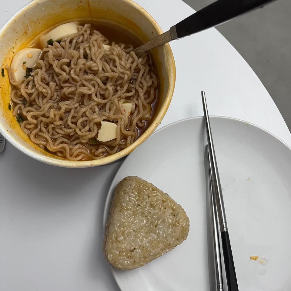 맛있네요. 근데 끓는뭏 넣고 전자렌지에 다시 4분 돌리는것 맞나요? 전자렌지에서 다 넘쳐서 곤혹스러웠어요...