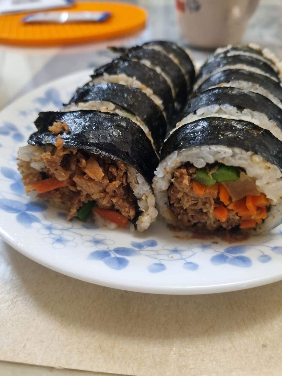 완벽한 불고기 김밥 맛입니다. 다만 돌리자마자는 너무 뜨거워서 먹기가 힘드니 좀 식혀서 드세요.