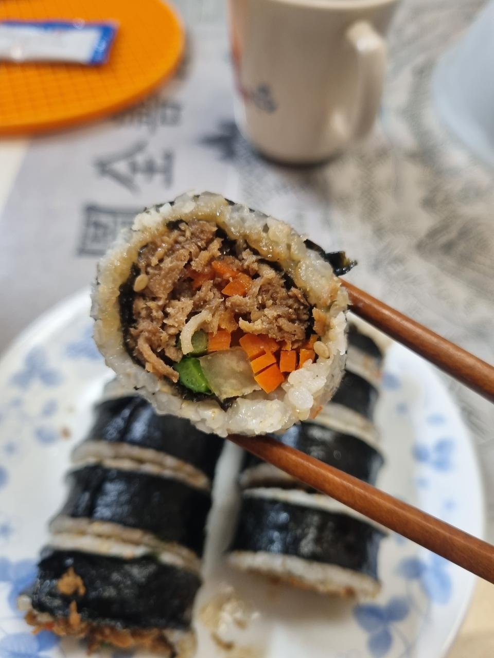 완벽한 불고기 김밥 맛입니다. 다만 돌리자마자는 너무 뜨거워서 먹기가 힘드니 좀 식혀서 드세요.