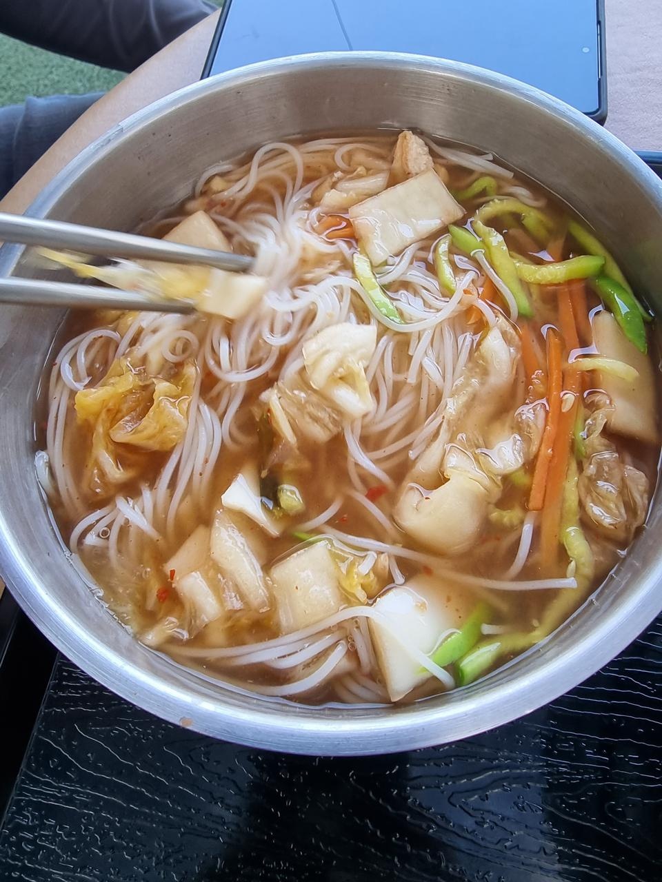 여러 음식에 맛이 부족할때 스리라차 칠리소스를 넣으면 맛이 풍부해지면서 얼큰해져 국물맛을 살려줍니다. ...