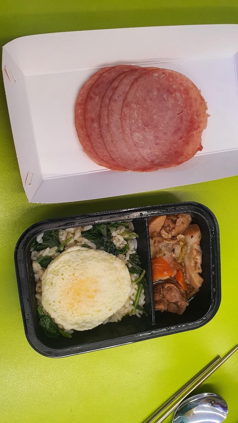 제가 찜닭을 좋아해서 기대햇는데 확실히 시중 찜닭보다 덜 자극적이긴 하지만 충분히 맛있어요! 양도 생각...