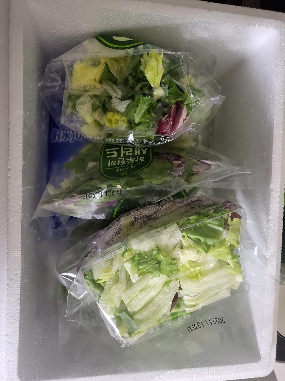 채소가 싱싱한게 느껴지고 무료배송이 정말 좋네요 ㅜㅜ 무료배송 금액 맞추려고 왕창 주문했다가 못 먹고 ...