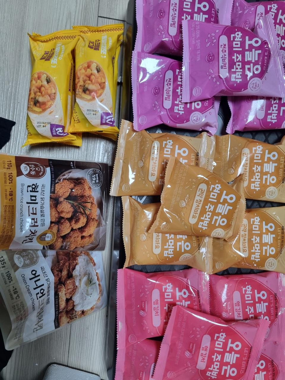 치킨은 너무너무 맛있었구 주먹밥은 아무래도 현미라서 식감이 조금 까칠하지만 이 칼로리에 이정도 너무 좋...