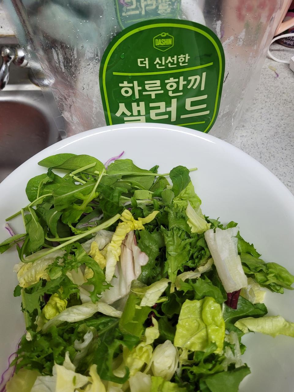 한끼 야채 치곤 양이 꽤 많네요 신선해요 맛있어서 재구매하려구요