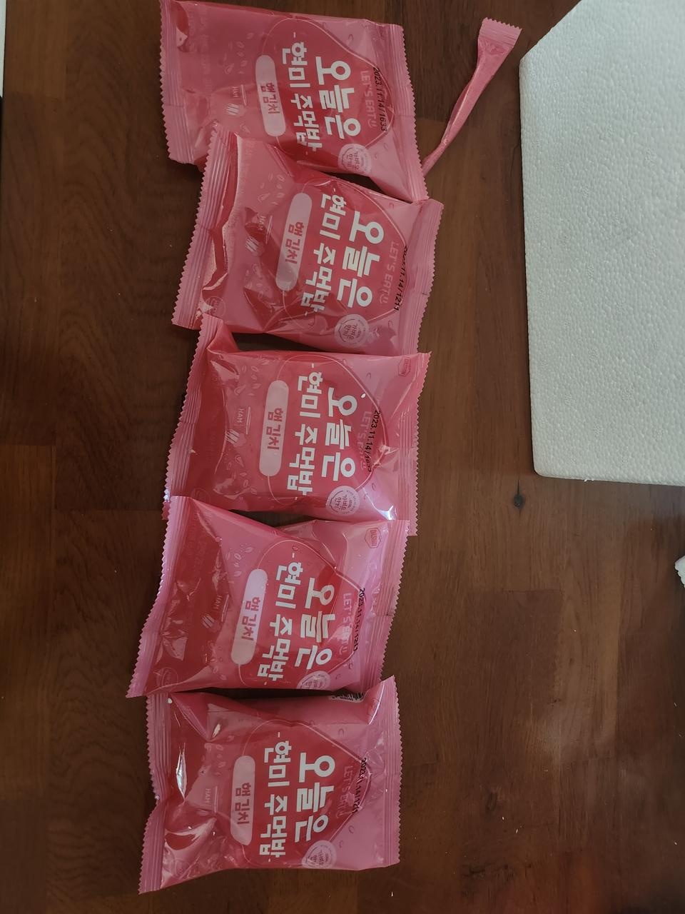 배송빠르고 맛나네요
오자마자 딸이 한개 먹었어요
밥은 살짝 단맛이나고 
햄김치는 짭짤해서 맛나데요ㅎ
초...