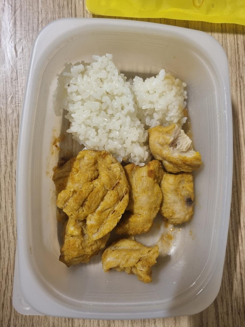 쫄깃쫄깃한데다 카레맛이 고기의 맛을 더 맛있게 해주는 느낌입니다.