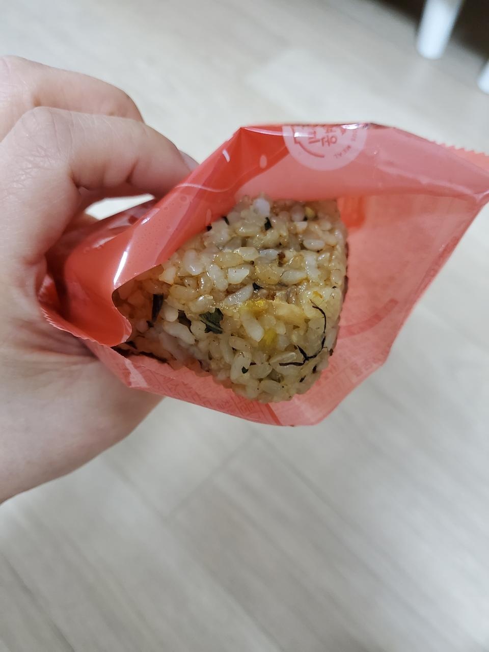 택배받자마자 뜯어서 렌지에데워먹었어요^^ 식감도맛도 다잡았네요~급 다이어트중이라 양이적어도만족합니다...