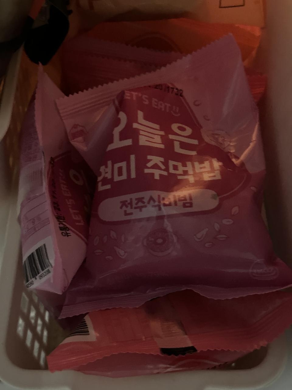 세가지맛 주문해봤는데 다 맛있어요 ㅎㅎㄹ 주먹밥 그대로 들고먹으면 살짝 누른? 느낌드는기 맛있어요ㅠ