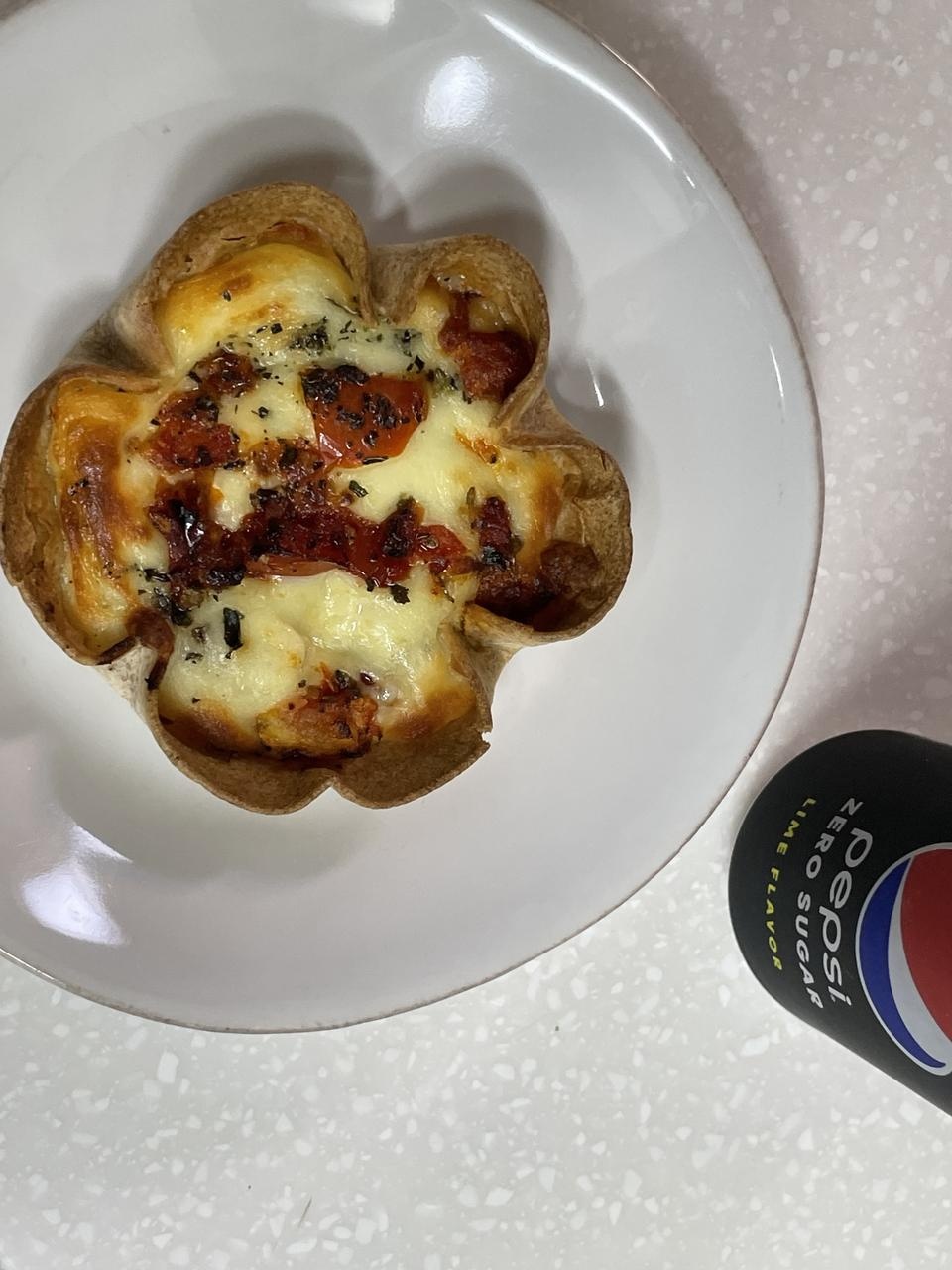 이거 너무 맛있어요. 
너무 작아서 순삭이지만 
그래도 다이어트중에 피자라니,,, 그냥 피자보다 더 맛있음