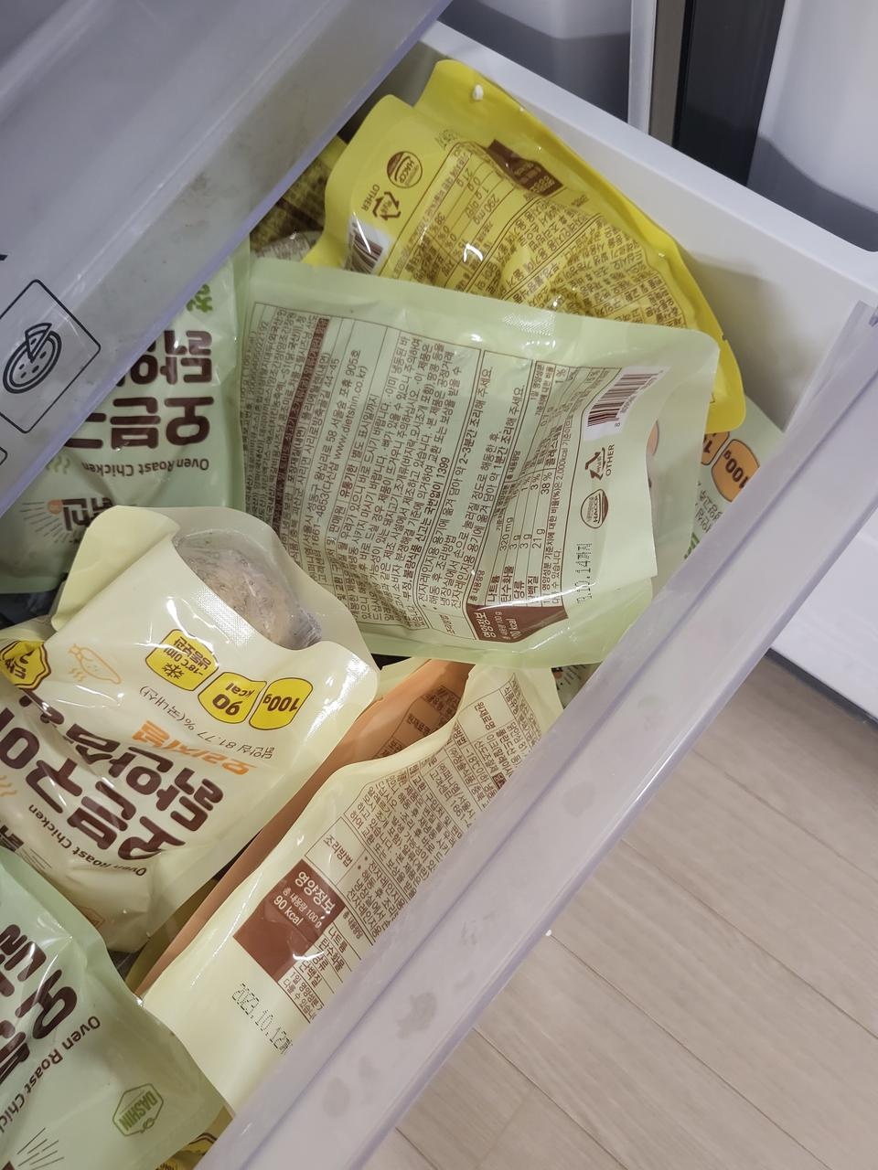 하나 바로 전자레인지 돌려서 먹고
감동 너무 맛있습니다
바로 냉동실로 보관 내일부터 
하루에 두개씩은 먹...