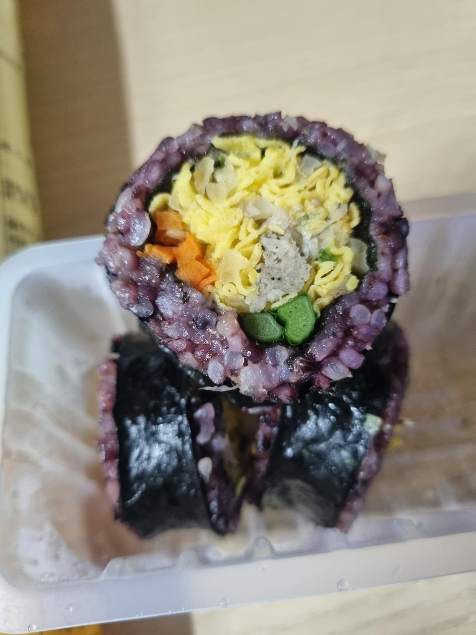 맛있어요  냉동 식품인데도  일반김밥이랑 똑같아요