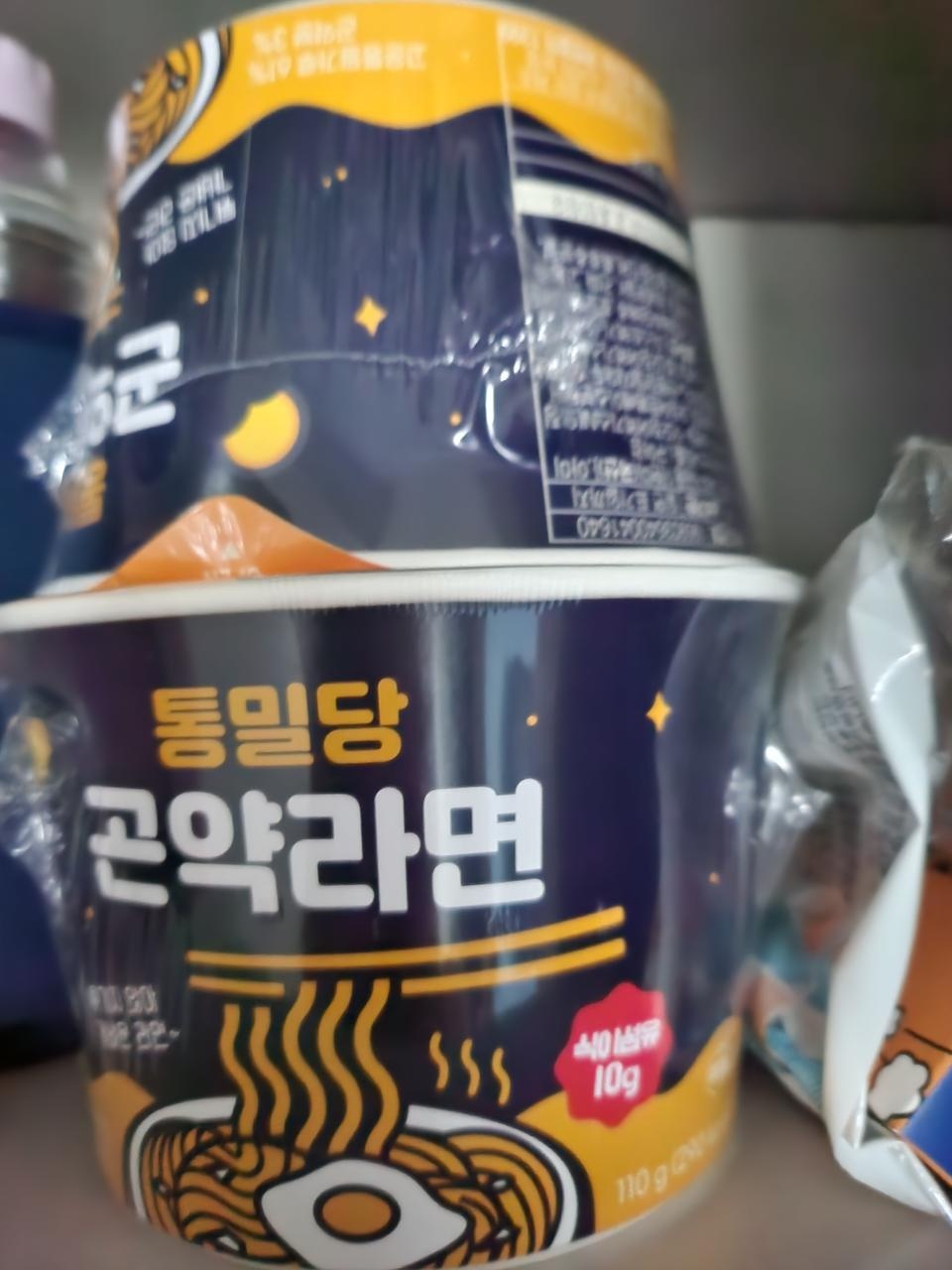 저번에 맛이 궁금해서 1개시켜서 맛보고 재구매했어요 거의 일반라면과 같은!!  라면 먹고싶을때 먹을라고 ...