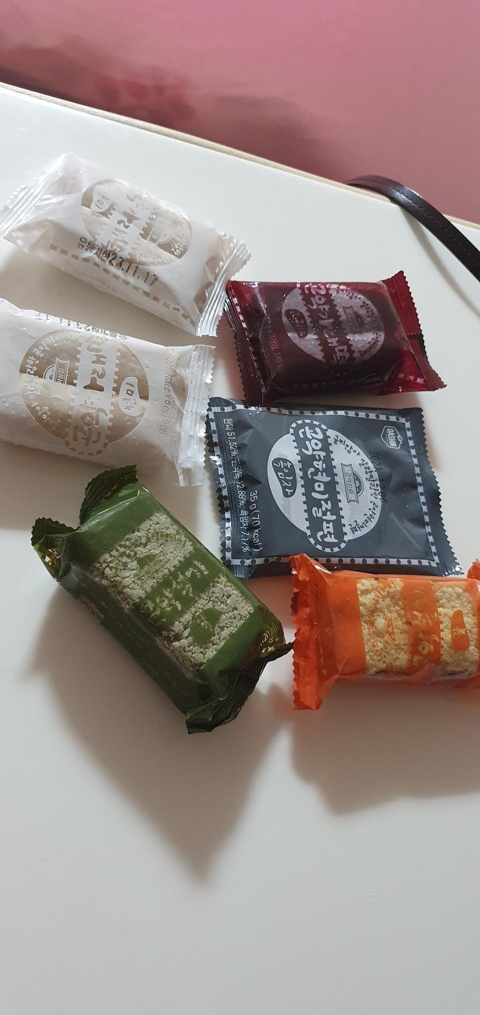제 입맛에는 절편이 딱이네요 특히 흑임자 고소하고 쫀득 쫀득 일반떡이랑 다르지 않아요