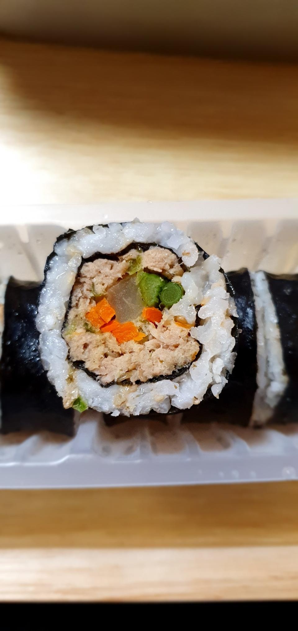 매운 맛이 전혀 안 느껴지긴 한데 김밥 자체가 맛있어서 만족합니당!