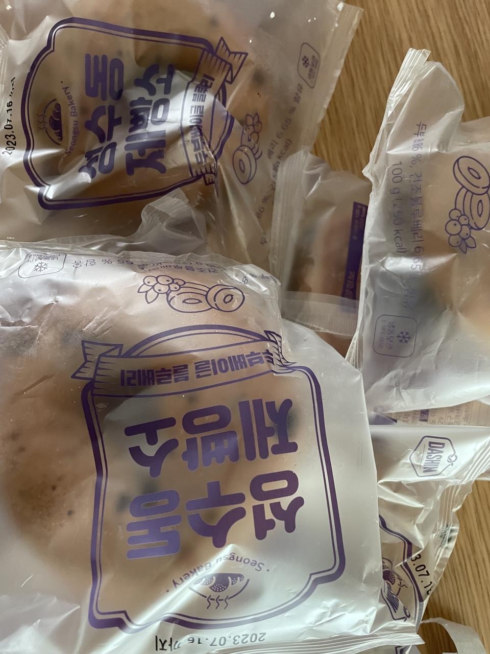 냉동실에서 꺼내놓고 말랑해지면 그냥 먹어도 되어서 편하네요~ 속도 편하고 좋아요!