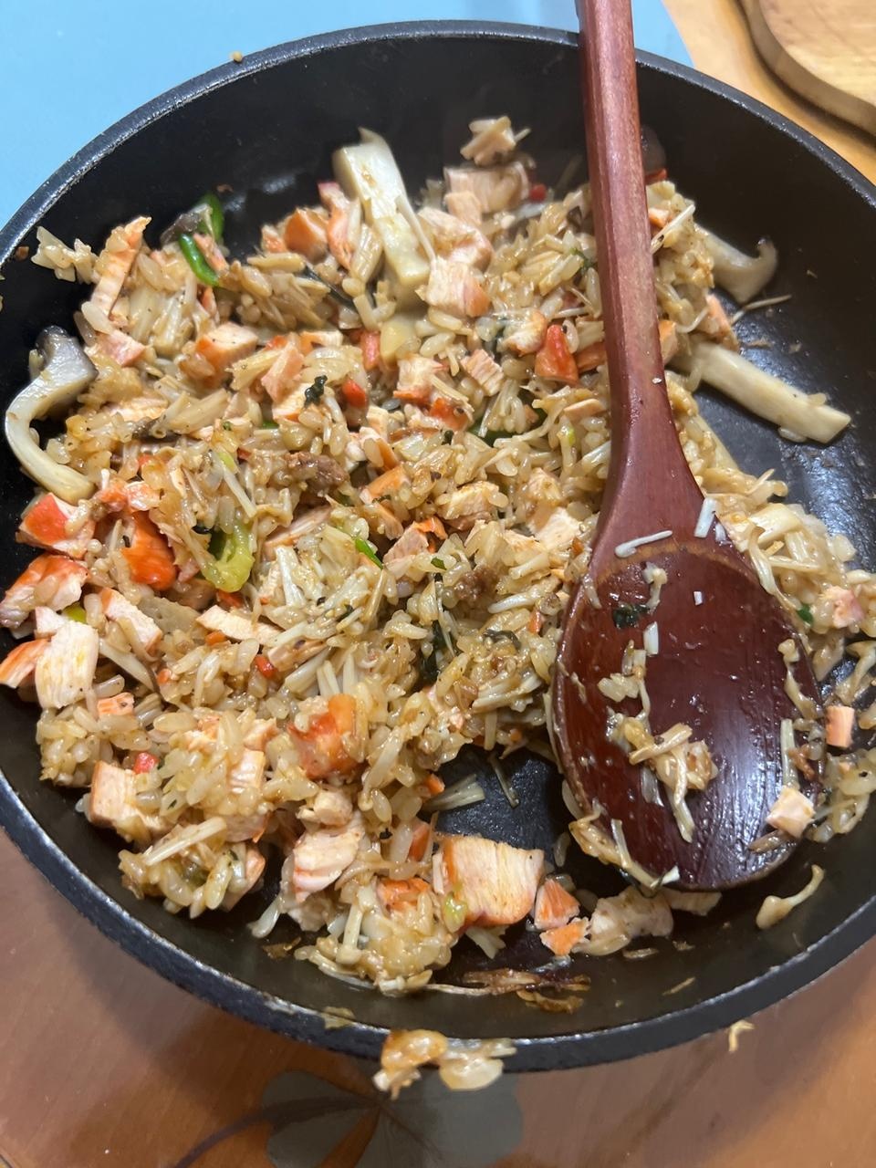 맛있어요 콩나물이나 팽이버섯, 닭가슴살, 양배추 같은거 좀 넣고 볶음밥으로 먹으면 더 건강하게 먹을수 있...