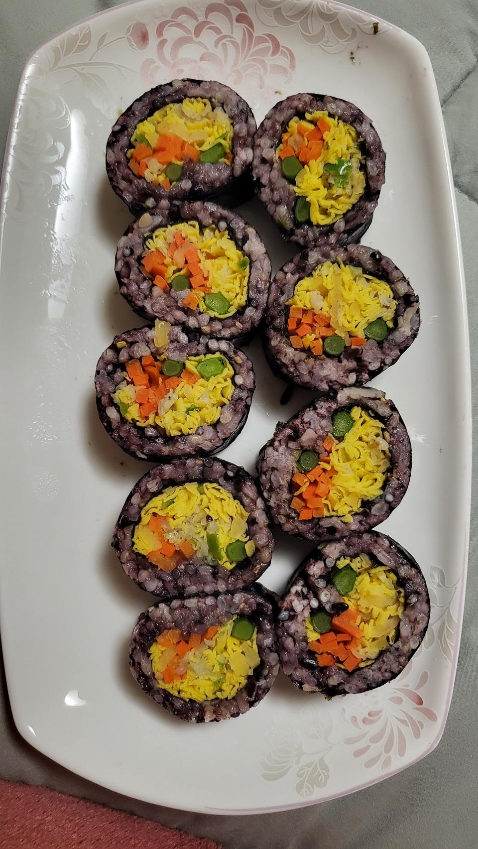 요즘 시중에 파는 김밥이 너무 느끼해지고 가격도 비싸져 다른 대안품을 찾다 발견했습니다. 곤약이라 맛이 ...