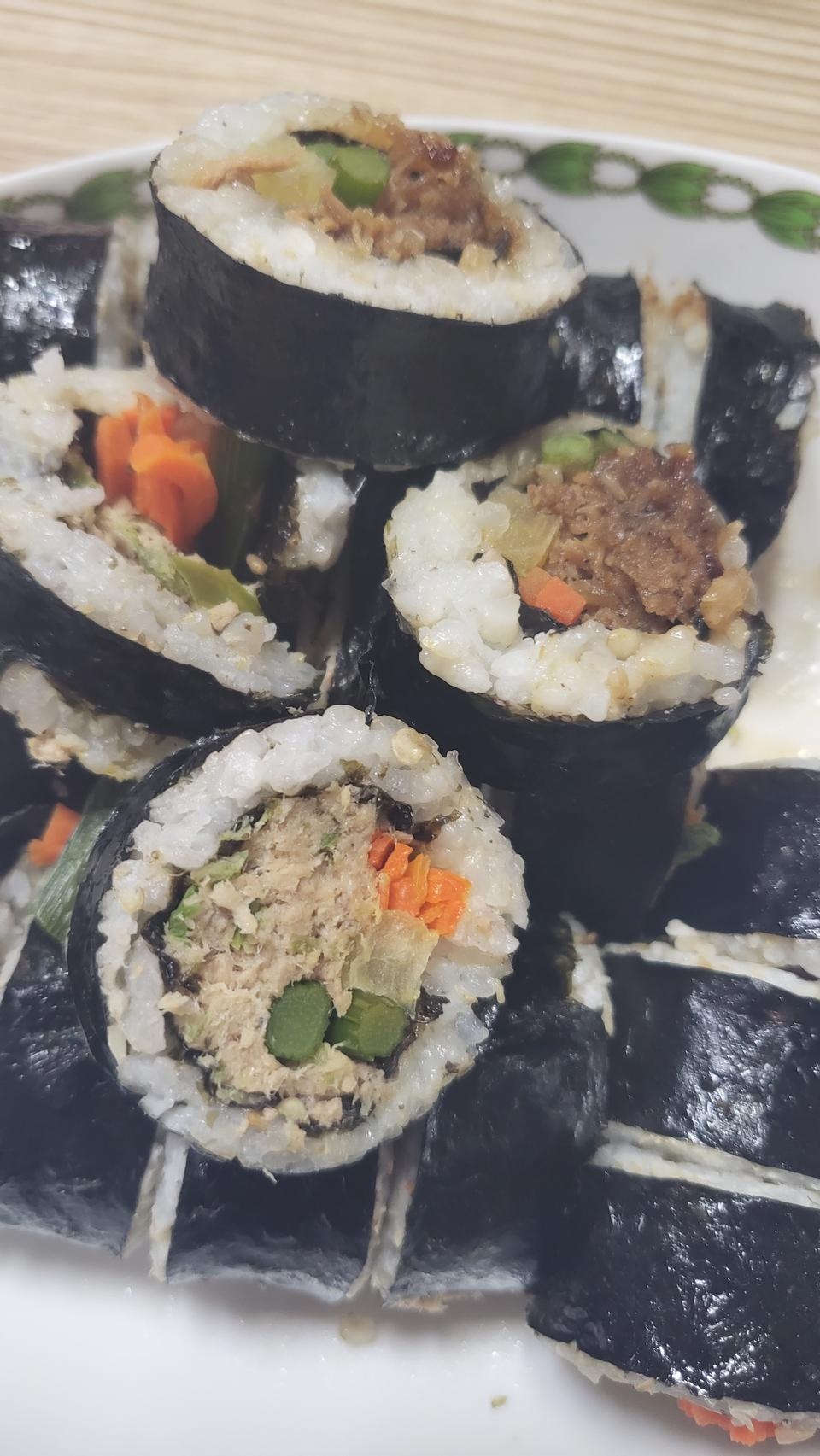 속이 꽉차고 밥도 진짜 밥 같은 질감입니다.