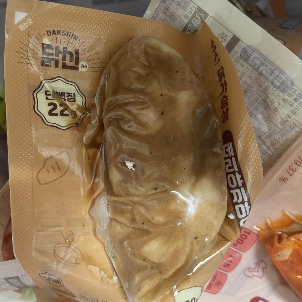 다리살처럼 촉촉하고 맛있습니다
해동을 렌지로 하면 아주 약간 원래보다는 퍽퍽해지니 자연해동 추천합니다
