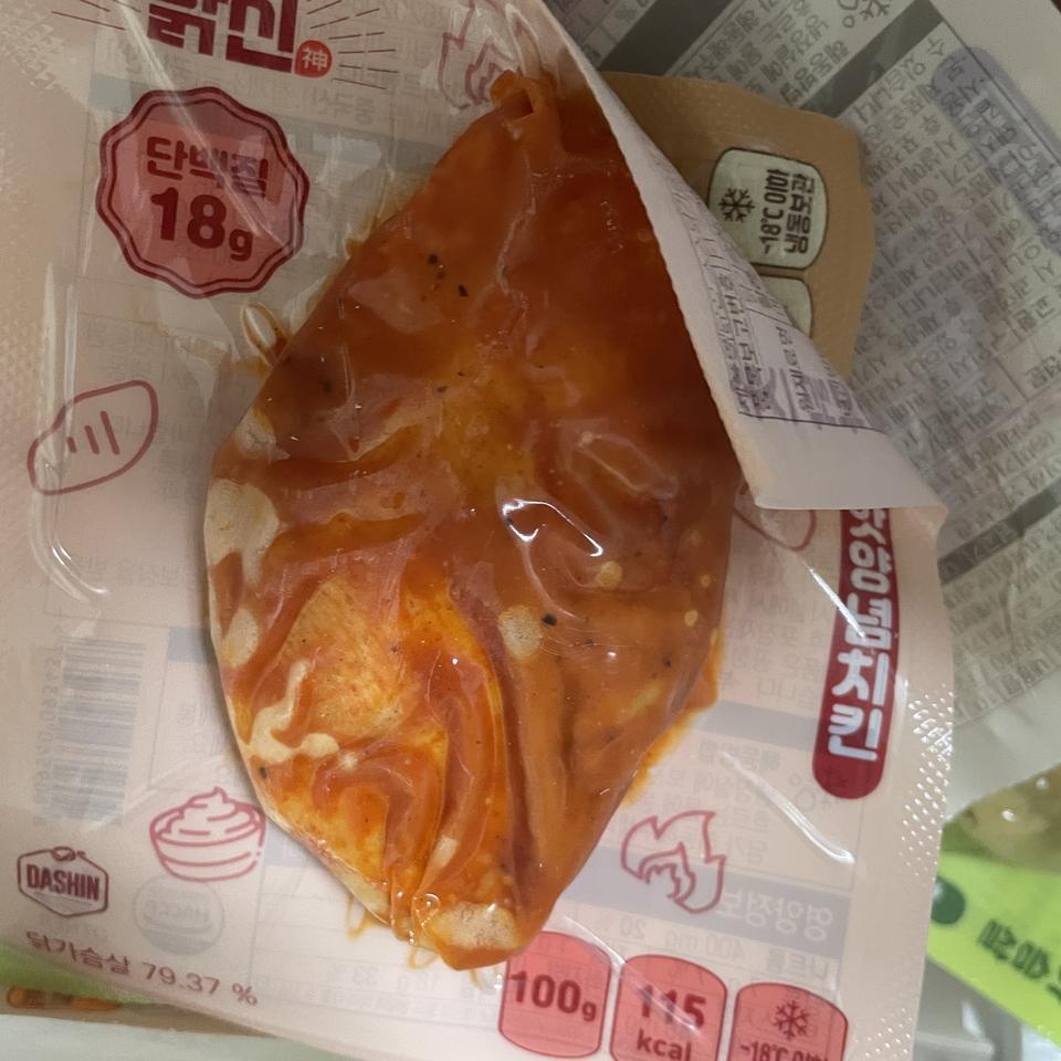 핫양념치킨이라고 되어있더니 정말 맵네요
타사 불닭닭가슴살보다 맵습니다
보통은 양념치킨맛을 더 기대할...