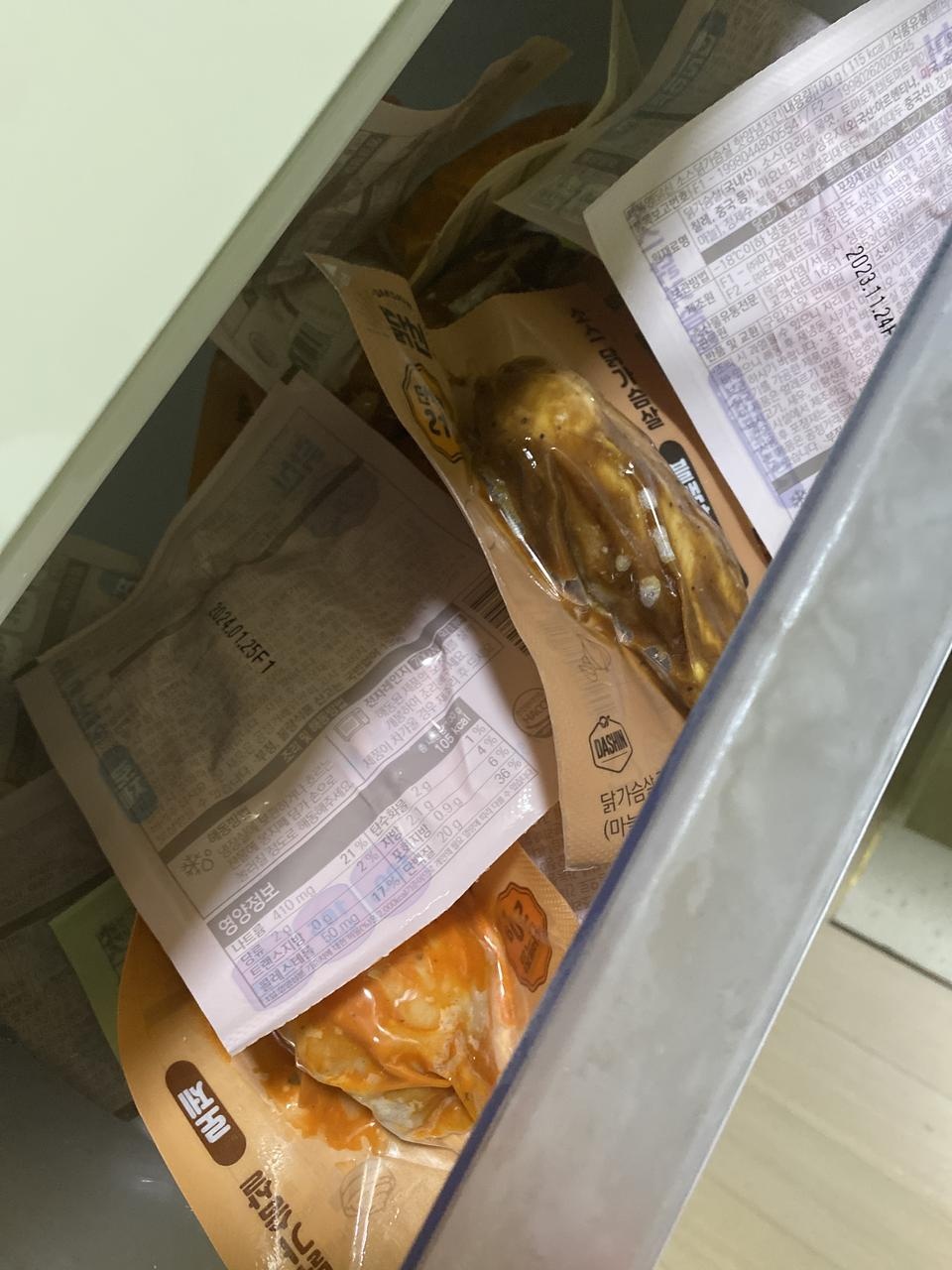 닭가슴살 같지 않게 부드러워요
소스도 맛있어서 질리지 읺을 것 같아요!