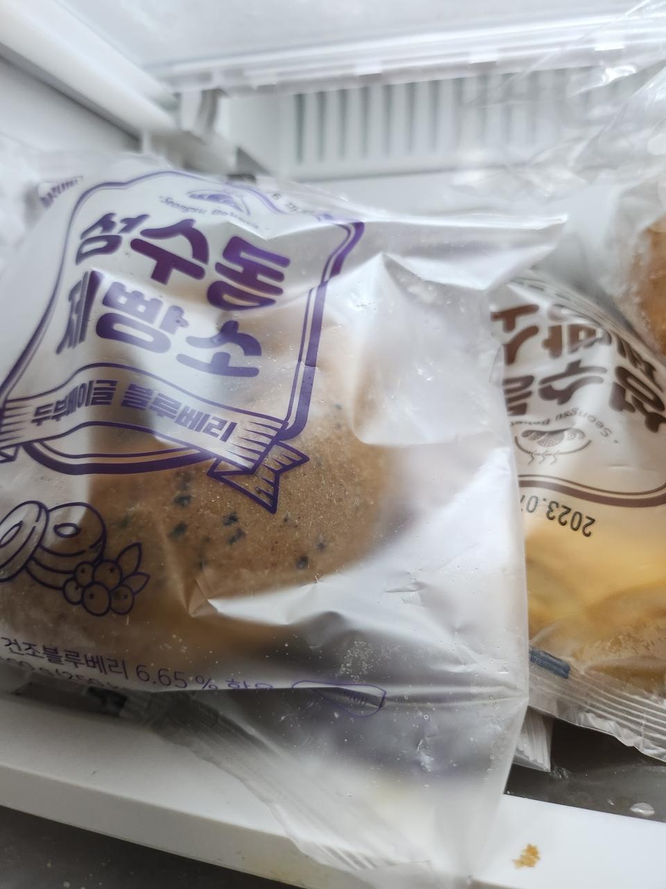 두부로만든빵은무슨맛일까궁금해서주문담백하고맛있네요  배송엄청빠르고 택배박스도꼼꼼하게잘도착했어요