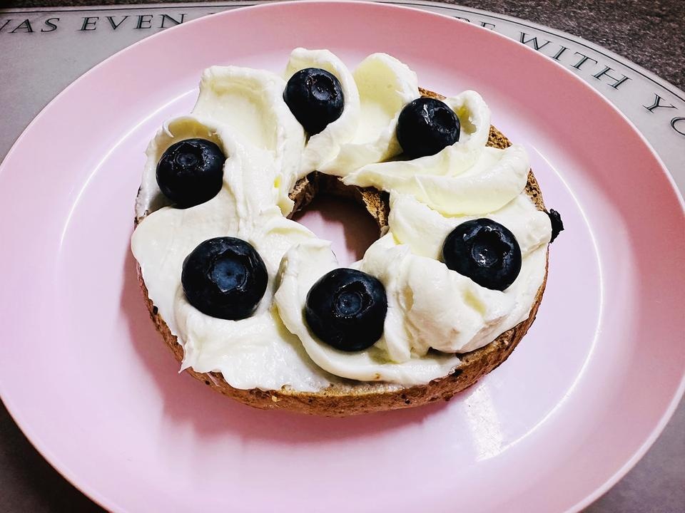 큰기대 안하고 구매했는데
그냥 빵집에 파는 베이글 보다 맛있어요!!
그릭요거트에 알룰로스 조금넣고 블루...