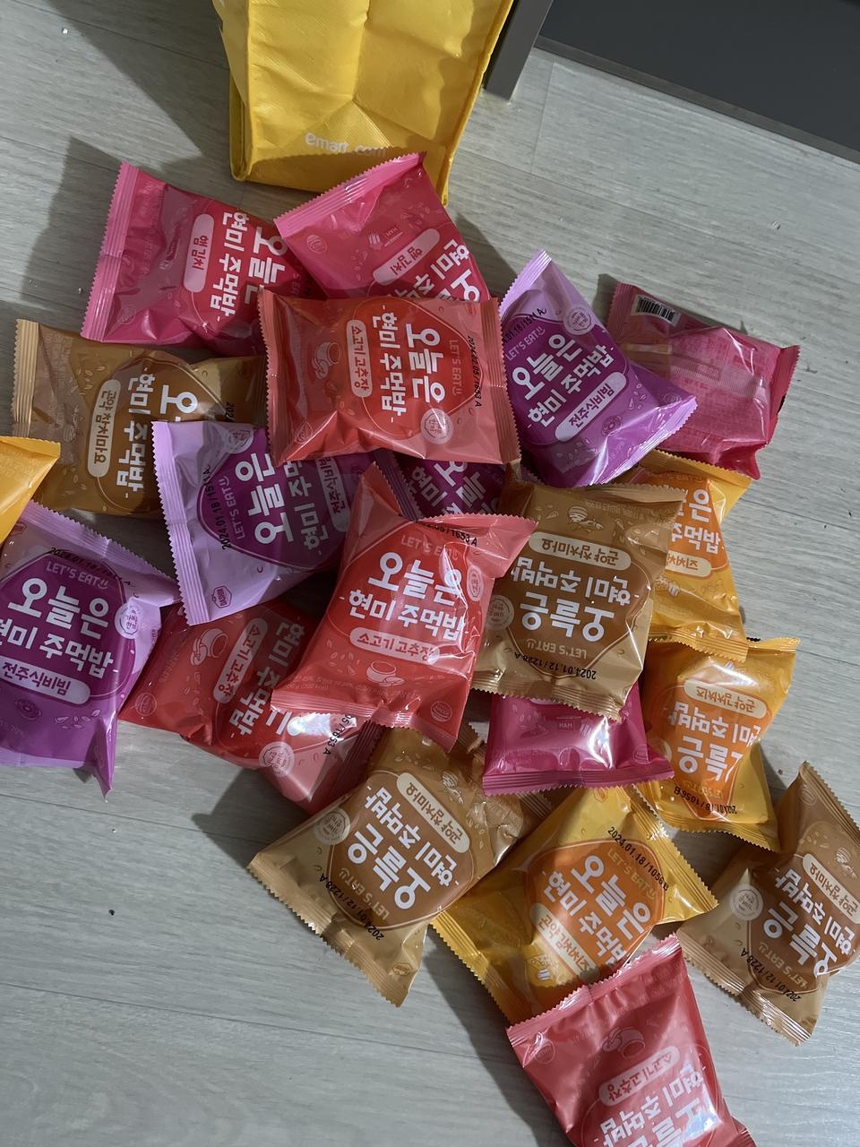 회사에서 점심 간단하게 먹으려고 샀어요
도시락도 괜찮았는데 주먹밥이 쓰레기가 덜 나올거같아서 샀습니당