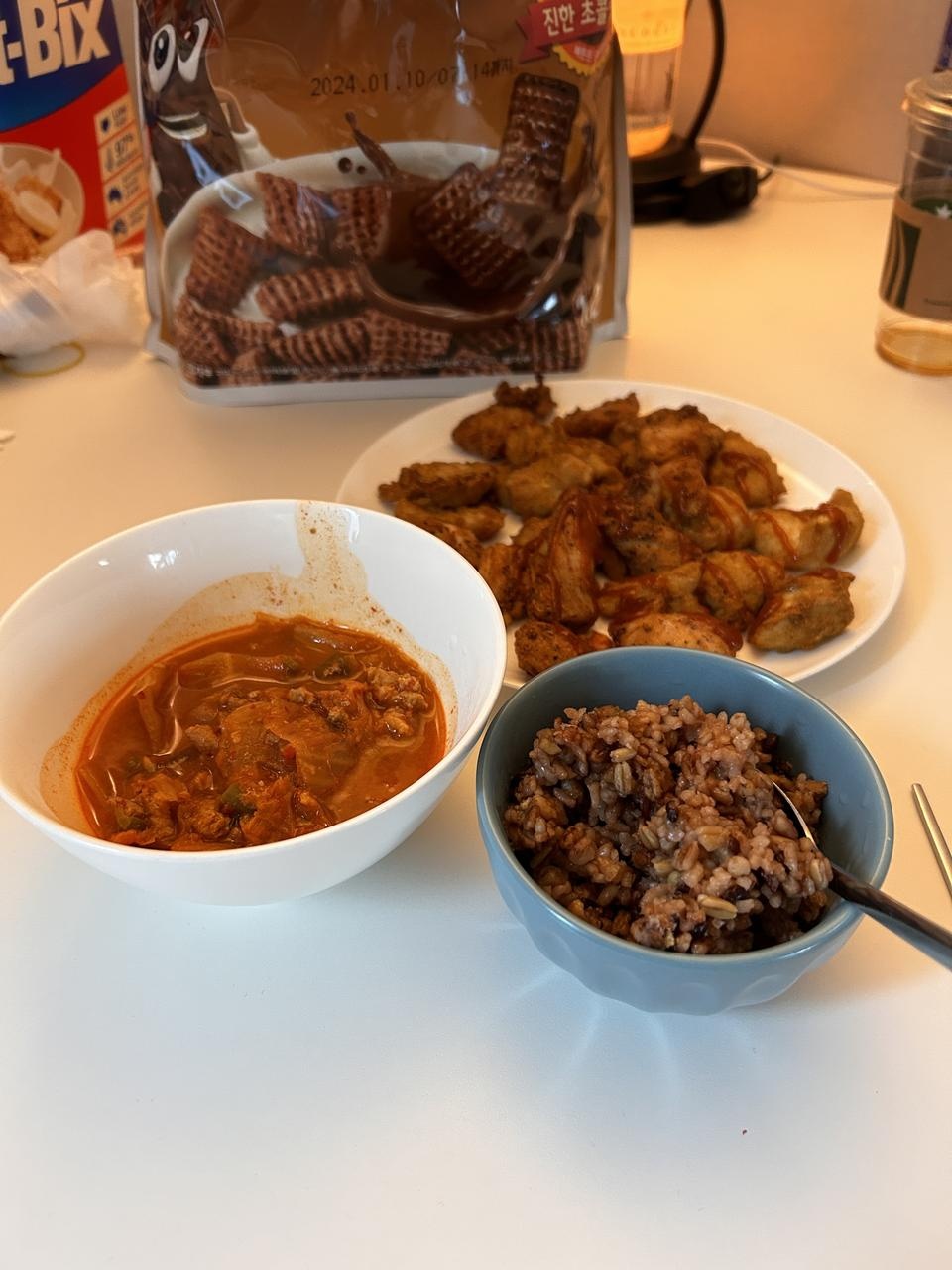 커리맛도 맛있어요 크게 카레맛이 진하게 나진 않아요
그래서 더 먹을만 해요