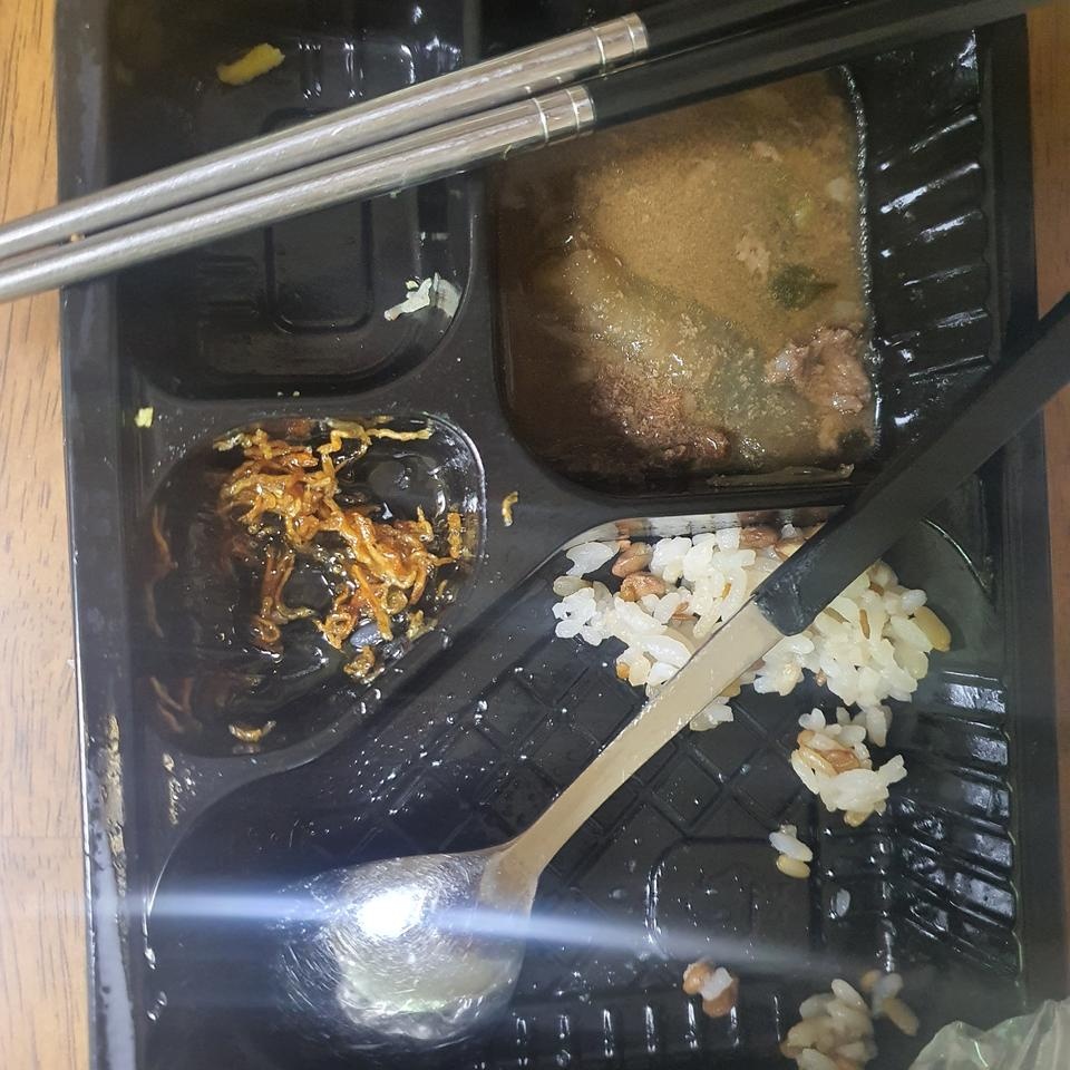 신랑 도시락인데 뺏어 먹다가 생각나서 사진찍느라 사진이 엉망이네요ㅋ 
밥이 엄청 건강한 밥이네요.  꼭꼭...