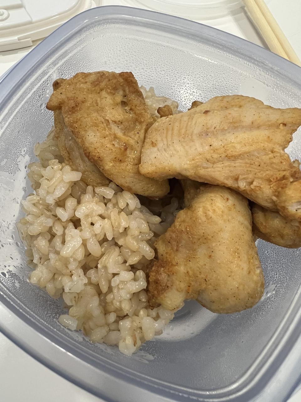 진짜 부드럽고 맛있어요,,, 먹어본 것 중 최고 !
그나마 행복한 다이어트가 될 것 같습니다
현미 주먹밥도 ...
