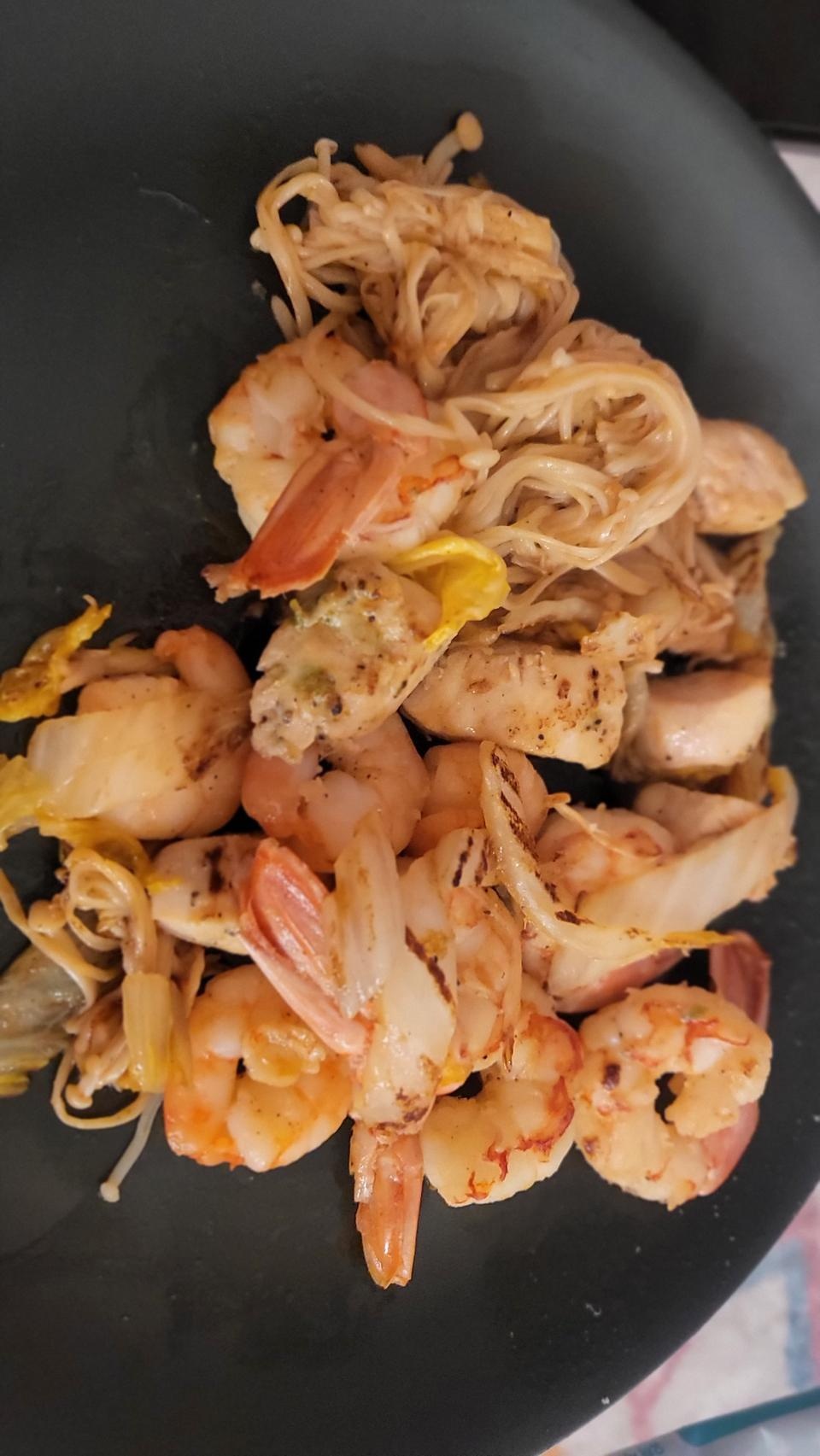 닭가슴살보다 훨씬 부드럽고 맛있어요!! 새우랑 볶아먹었는데 존맛입니다 ㅋㅋ