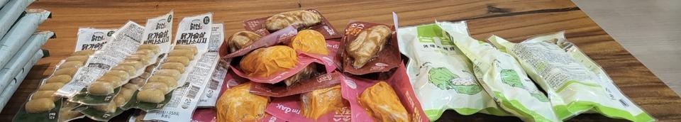 오븐닭가슴살 - 치킨에 시즈닝 첨가된 맛이라 가끔 치킨 먹고싶은때는 오븐먹습니다 약간 뻑뻑한 감은 있지...