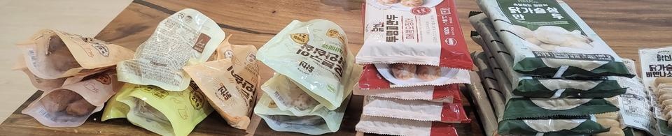 오븐닭가슴살 - 치킨에 시즈닝 첨가된 맛이라 가끔 치킨 먹고싶은때는 오븐먹습니다 약간 뻑뻑한 감은 있지...