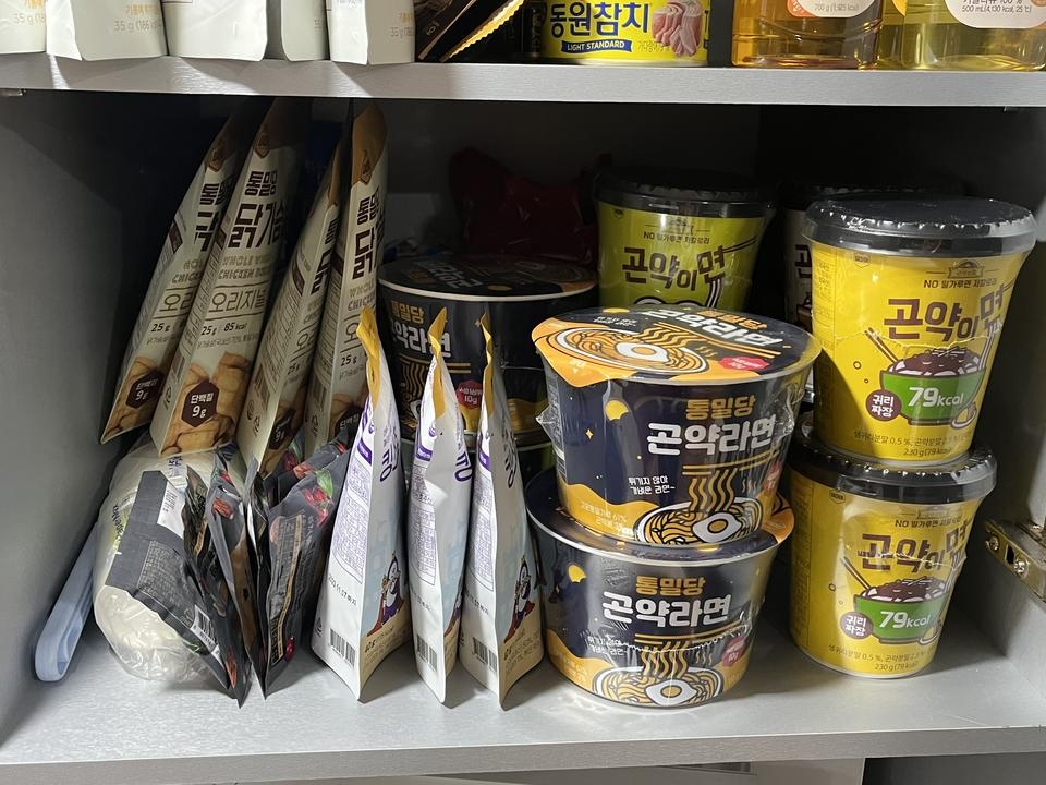 오븐닭가슴살 - 치킨에 시즈닝 첨가된 맛이라 가끔 치킨 먹고싶은때는 오븐먹습니다 약간 뻑뻑한 감은 있지...