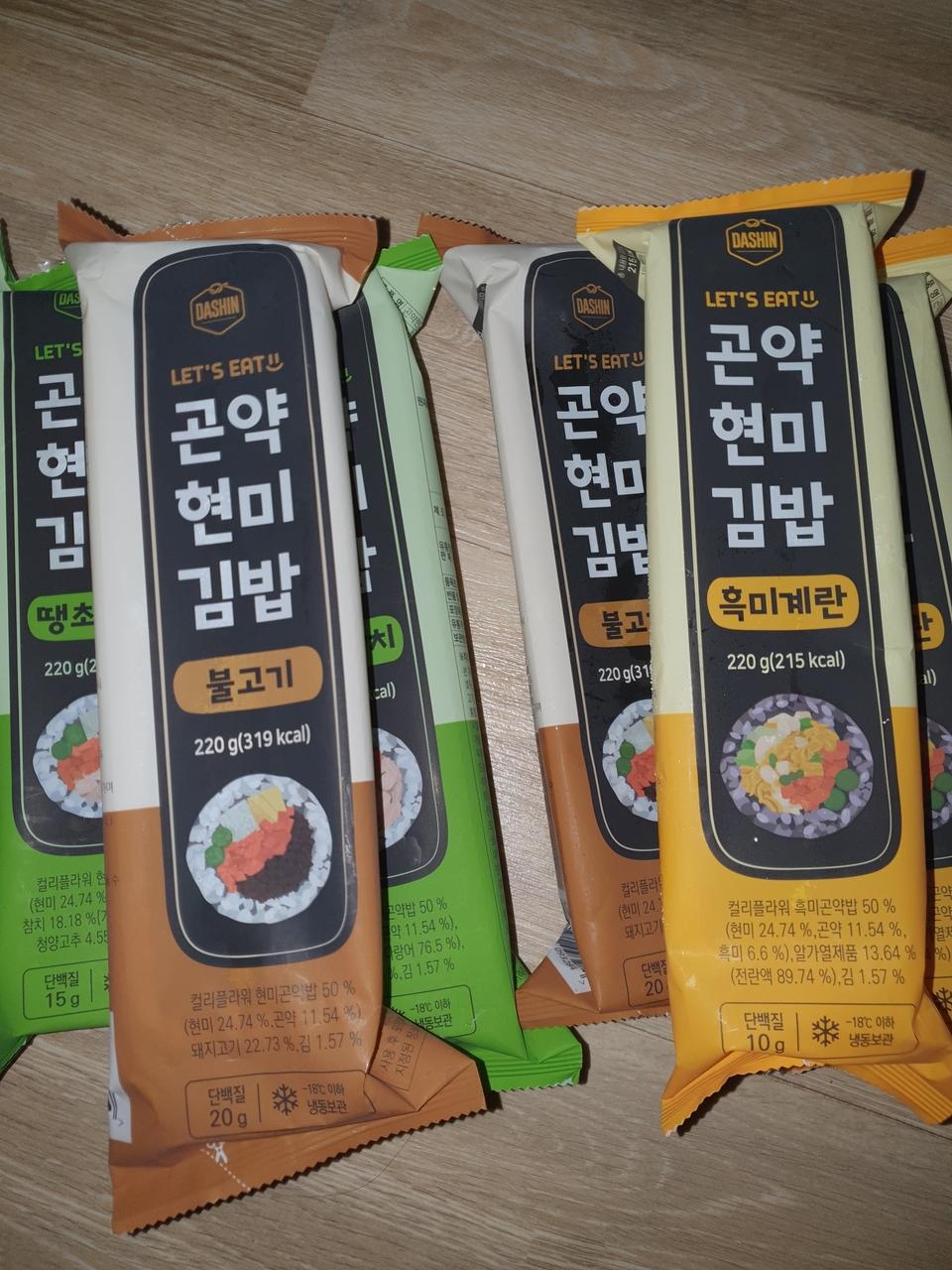 냉동이라  큰 기대를 안했는데  정말  일반 김밥이랑 맛이  크게 다르지 않고  오히려  더 부드러워  어머니...