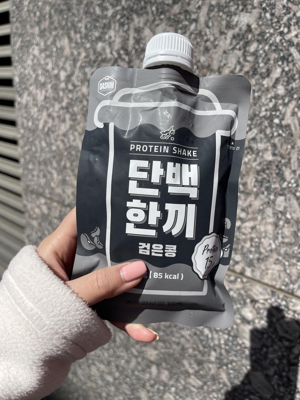 후기대로 검은콩맛을 주문해봤는데 정말 꼬숩고 맛있어요! 우유 대신 아몬드브리즈(언스위트)를 넣어마셨는...