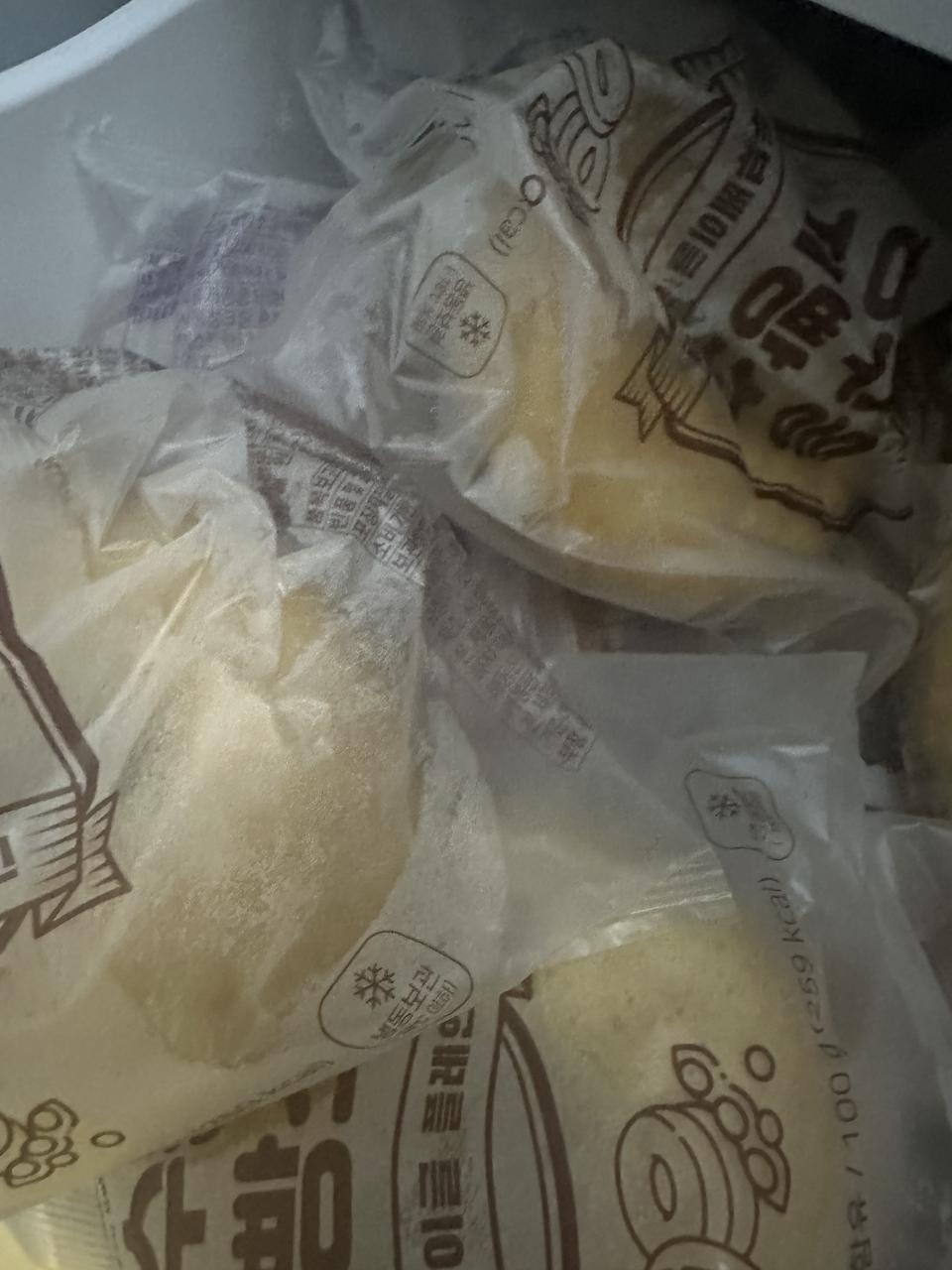 두부로 만든거라 안심하고 먹어요 퍽퍽하지않아서 좋아요