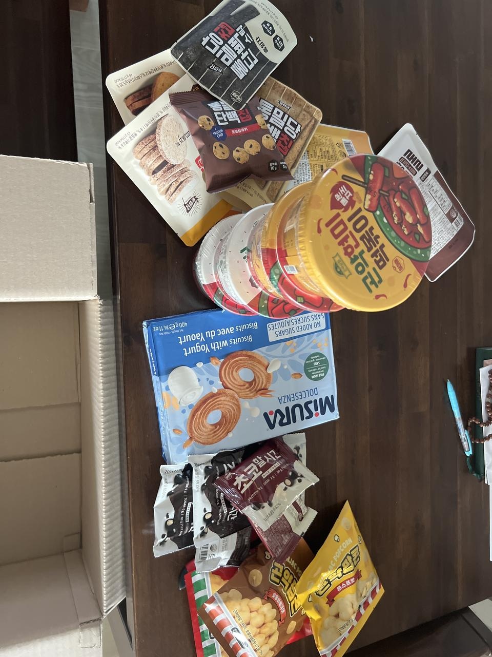 너무 설레요 이전에 먹너봣덪거라 맛은 알고 입터짐 방지위해서 단싣삿는디 넘나 대만뷱
툭히 미쥬라는 생각...