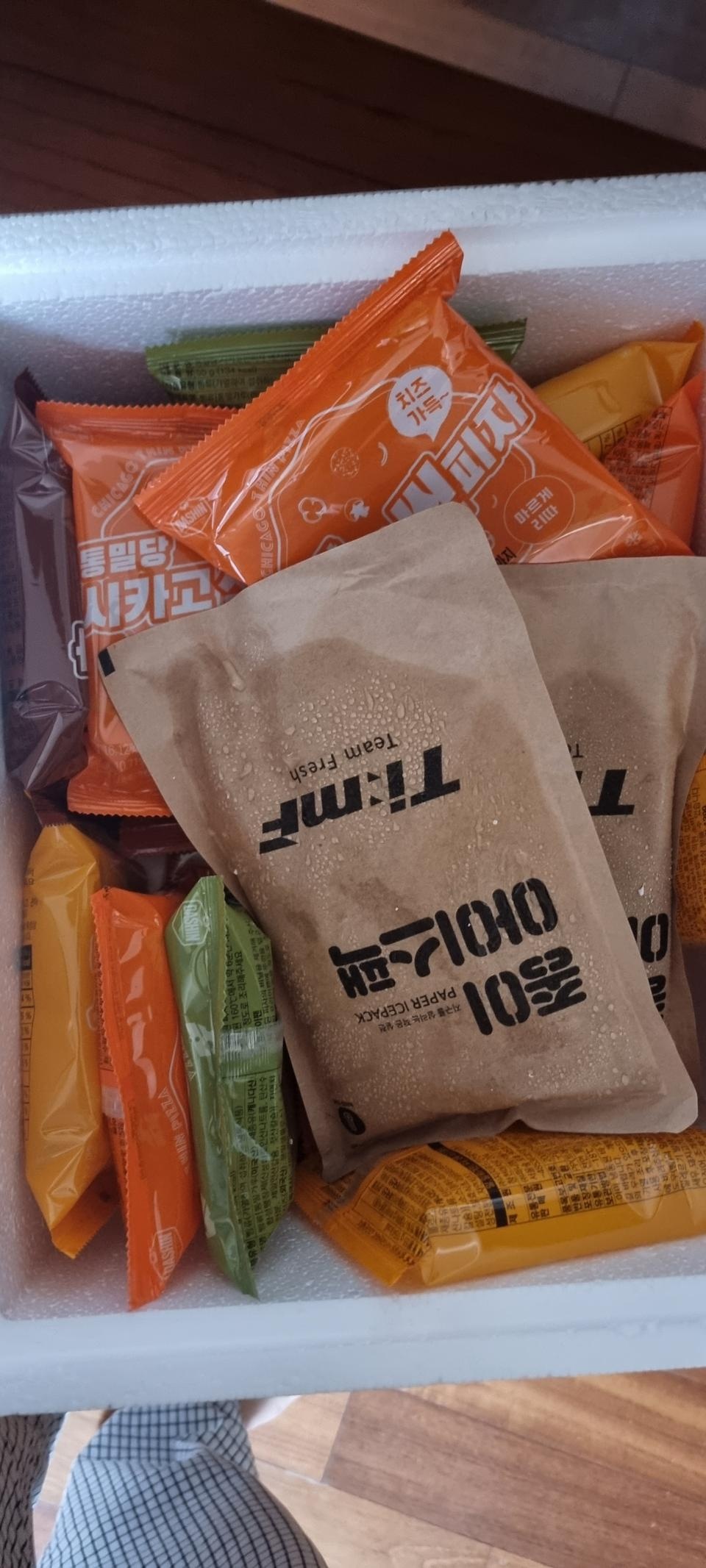 보냉제 패키지 바꿉시다. 비닐이 숨겨진 종이팩-페이크-가 다른제품도 눈속임했나 싶습니다. 피자는 맛있어...