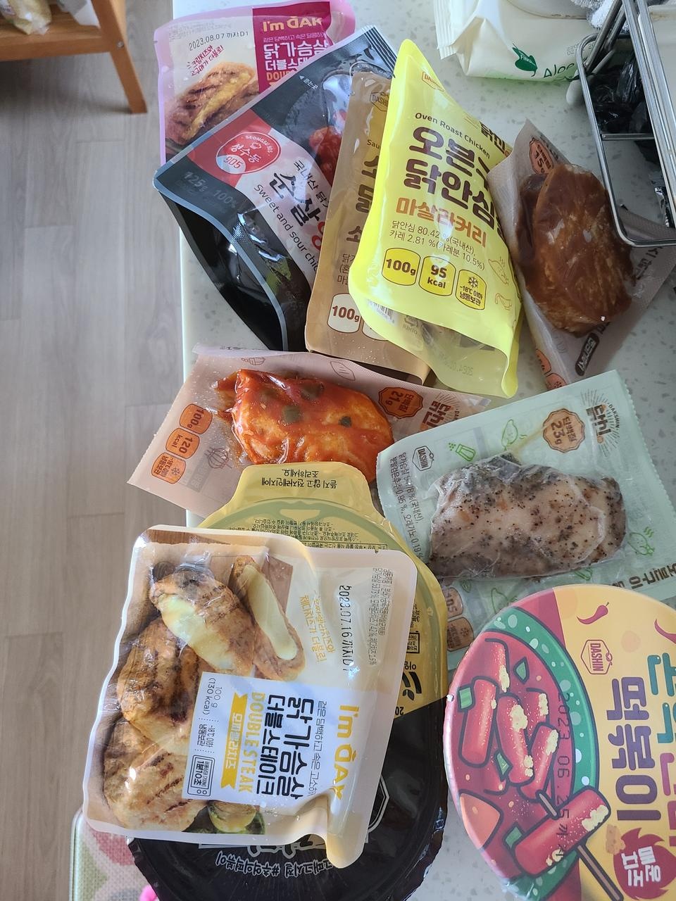 간장치킨 맛있어서 이번엔 양념으로 시켰어요