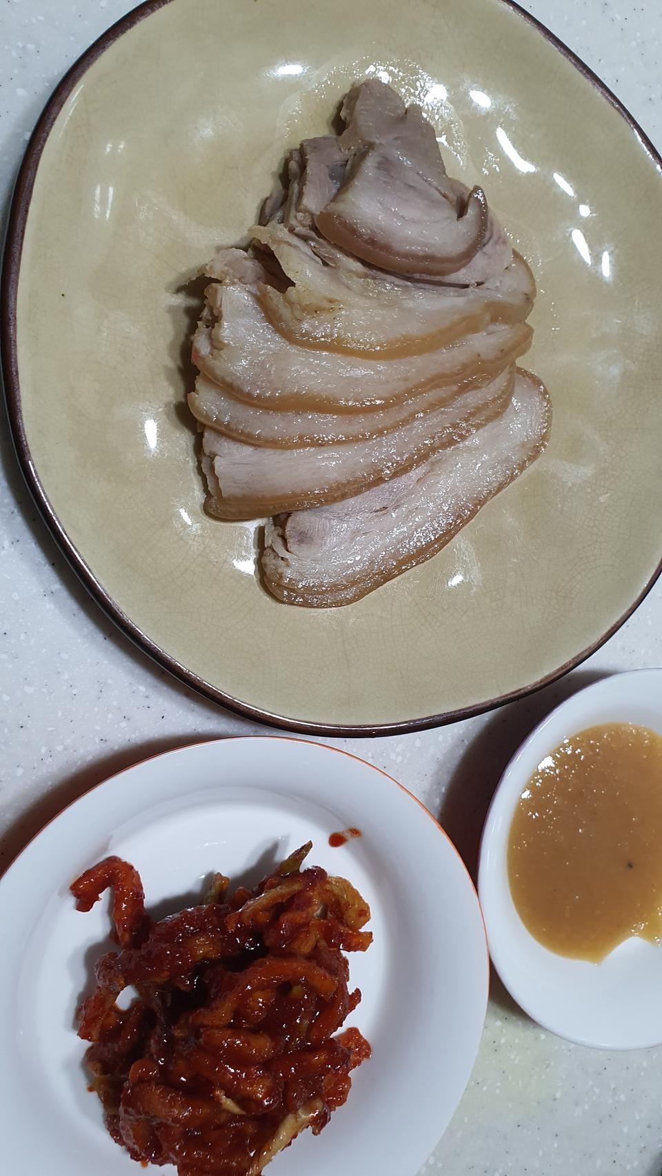 마늘 소스 맛있어요. 고기도 맛있네요. 혼술하기에 딱 좋은 양인 것 같아요.