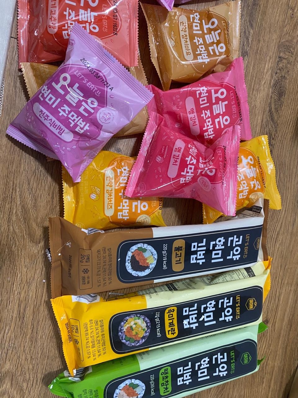 오!!! 맛있어요!!! 이런 주먹밥 맛있던적이 별로 없는데 이건 다 괜찮고 내용물도 알차요!!