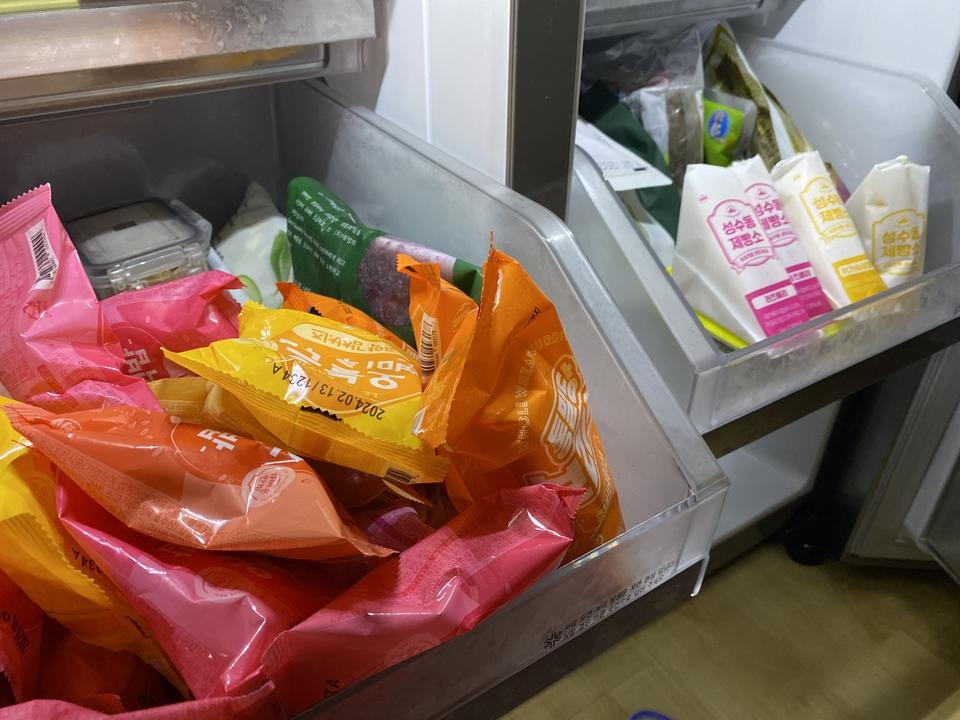 냉동칸이 비상식량으로 채워져서 든든하네요
그리고 맛있어요!