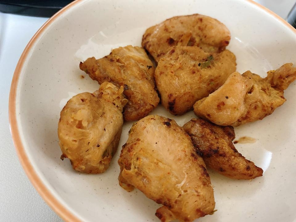 양이 생각보다 적긴 함. 근데 너무 맛있어서 더 먹고 싶어서 문제에요ㅠㅠㅠ 확실히 가슴살 보다 덜 퍽퍽하...