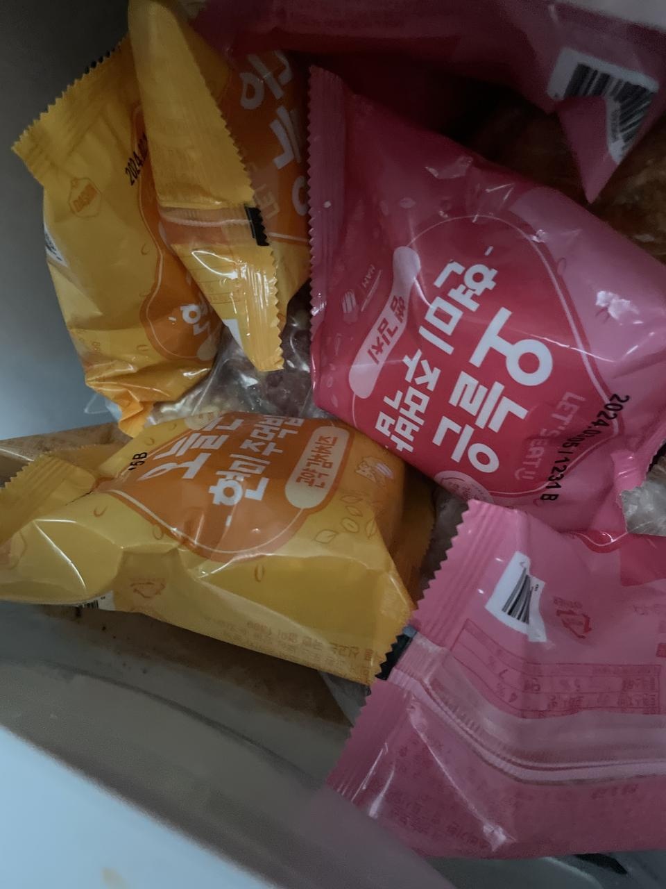 어무 맛나요 한개는 부족해요 두개씩은 먹어야해요 ㅎㅎ